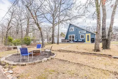 Image de Cheerful Remodeled Cottage with Treed Backyard & Lake View
