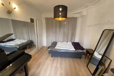 Image de Bedroom of a bright apartment for women, 2 minutes from the metro