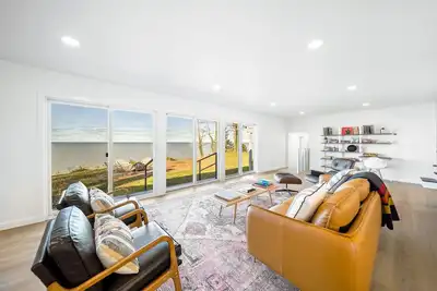 Image de Beautiful Lakefront Home | Sunrise to Sunset Views