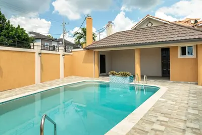 Image de Maison de luxe moderne et contemporaine avec toute nouvelle piscine à Manor Park