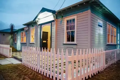 Image de Ruapehu District's bespoke 5-star historic Old Post Office 6-7 Bdr Holiday Home