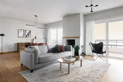 Celestial 3br Apartment with Balcony