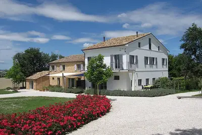 Image de Maison de vacance dans les Marches avec piscine