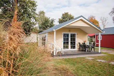 Image de Chalet avec terrasse couverte, dans un parc de vacances sur le Leukermeer
