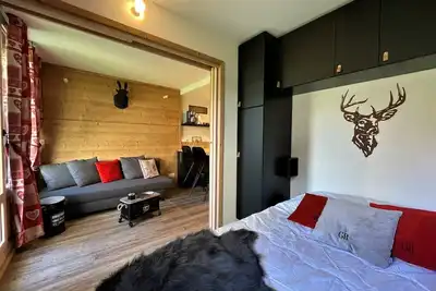 Image de Studio cabine rénové, 4 pers, pied des pistes, balcon sud, près commerces et remontées.