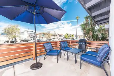 Image de Just Listed! | Front Cottage w/ Large Patio | 1 House From the Beach | Super Central - No Car Needed
