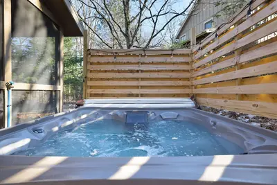 Image de Beautiful 3 bedroom house with hot tub, screened in porch, and large deck, 1 mile to Camelback
