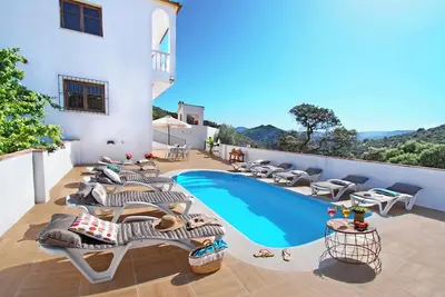 Image de Lovely family-sized villa with pool, natural surroundings. .