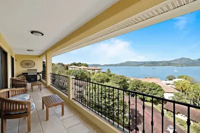 Image de Remodeled Top-Floor Flamingo Condo with Outstanding Ocean Views