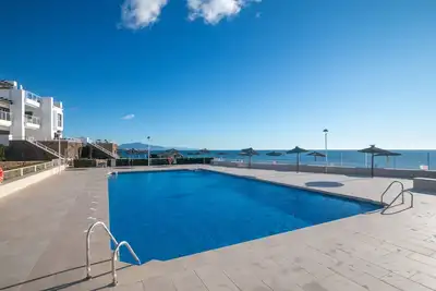 Appartement de luxe \"Casares del Mar\" avec vue sur la mer, piscine partagée et Wi-Fi.