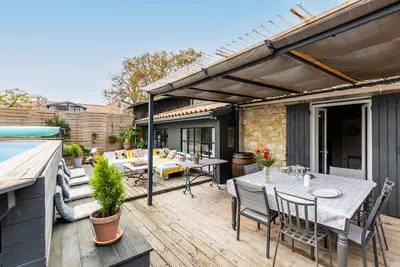 Image de Maison en pierre avec piscine et espace bien-être