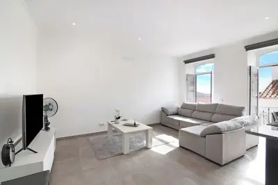 Image de \"Appartement traditionnel de 3 chambres\" avec vue sur les montagnes, terrasse et Wi-Fi.