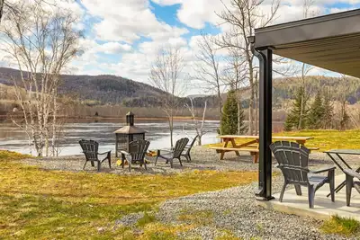 Image de Chalet le Saint-Mo situé au bord de la rivière St-Maurice avec spa