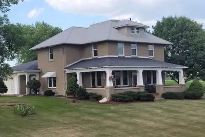 Image de Stay at our recently renovated, beautiful, rural Iowa Farmhouse