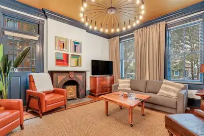 Image de The Palm House-Downtown, Private Patio, Luxury Home!