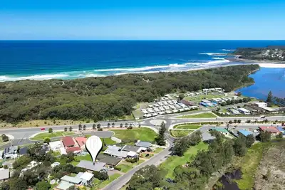 Image de The Beachhouse @ Burrill - Your serene lake house retreat awaits