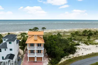 Image de Copper Cove: Unique Beachfront Home with Hot Tub and Huge Kitchen. Sleeps 16!