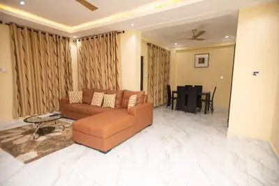 Image de Executive 3-Bedroom Furnished Apartment - just 25 mins drive from the Airport