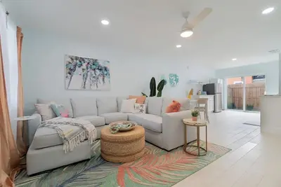 Image de Newly Renovated (+Pool) near Dtown & The Beach