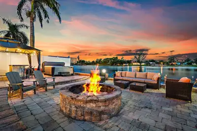 Image de New! Drift Inn-Lakefront Home w/ Hot Tub, Outdoor Bar, Golf!
