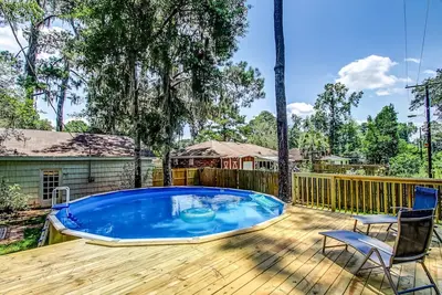 Image de Near Downtown with a Pool! Oatland Island Escape
