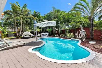 Image de Stress Less Here! Peaceful Pool w/ Hot Tub~Clean & Comfy~Walk to Wilton Dr. ~Near Downtown & Beach!