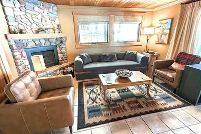 Image de New Lakefront Condo! Great Views! Pool/Hot Tub/Sauna/Private Beach Access! 6 Guests