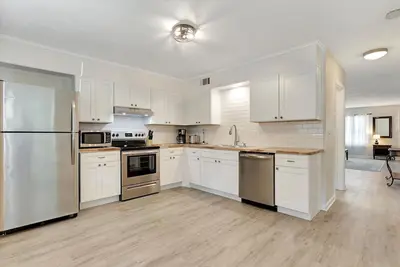 Image de Newly Renovated Townhome - 10 minutes from Downtown!