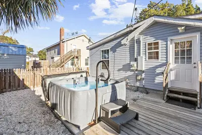 Image de Beautiful Centrally Located Beach House w King Bed, Private Hottub/Yard/Deck/Bbq