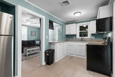 Image de Renovated-Beach Bungalow-Walk to Beach
