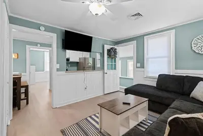 Image de Newly-Renovated Beach Bungalow-Walk to Beach