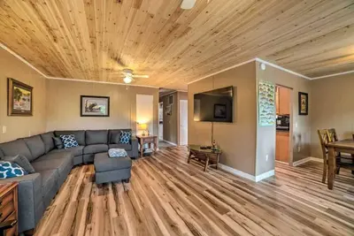 Image de Lakefront, Jet ski, or Boat rentals and a hot tub!