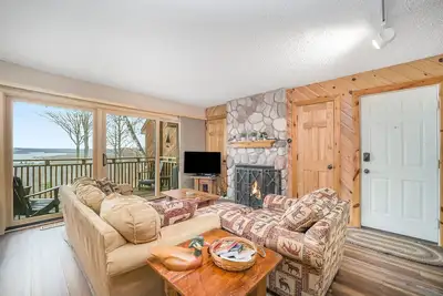 Image de Stunning Lake Bellaire Views! 2 Bedroom Condo in Summit Village
