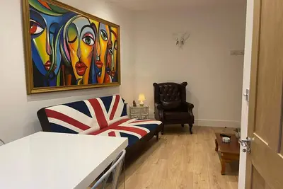 Image de Bagshot 2 Bed 1 Bath Pennyhill Ascot Wentworth Pets Ok Parking Ground Floor