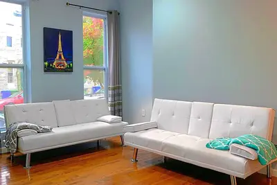 Image de Classic/stylish Row Home in Heart of Bmore. Fast wifi. Pet friendly.