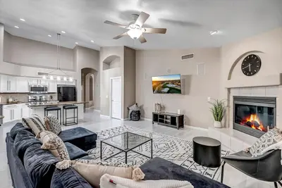 Image de Home in Downtown Gilbert with Luxury Pool & Game Room!