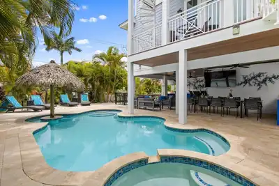 Image de Turtle Cove: 4 Houses to Beach, Elevator, Pool, by Anna Maria Life Vacation Rentals