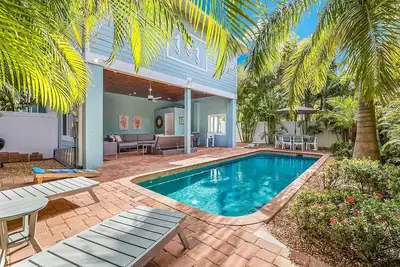 Image de Willow Walk: 3 Homes to Beach! West of Gulf Dr, Pool, Poolside Lounge Area by Anna Maria Life