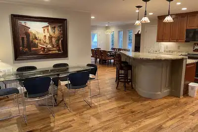 Image de Prime Location in Charlotte! 5br/4ba- Sleeps 16