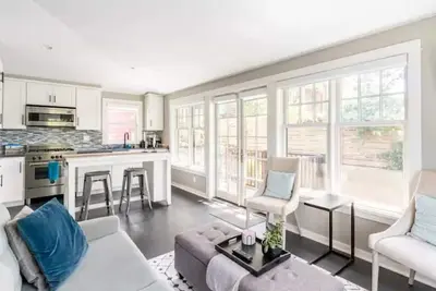 Image de Fremont cottage w/garage, light-filled, walkable