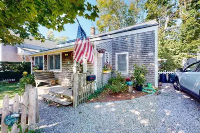 Image de Lovingly restored 1800s cottage with fenced yard & outdoor shower