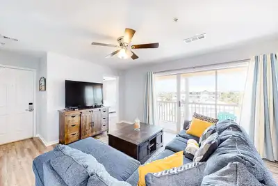 Image de Updated third-floor condo with balcony, pool, washer/dryer & Ac - steps to beach