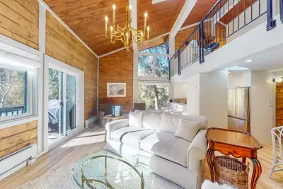 Image de 2nd-floor chalet with fireplace, grill, balcony, washer/dryer, ski & mtn views