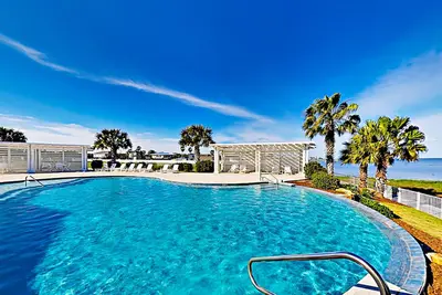 Image de Enchanting waterfront home with dock, game room, central Ac, & washer/dryer