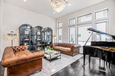 Image de Four-story home with great terrace, skyline view & prime location near downtown