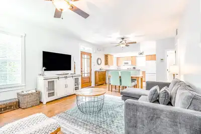 Image de Tranquil tropical retreat with pool, private deck, & W/D - walk to bars/dining