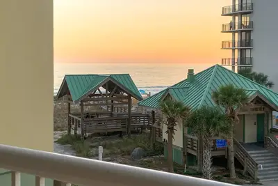 Image de Modern 3rd-floor condo with beach & Gulf views, balcony, outdoor pool & gym