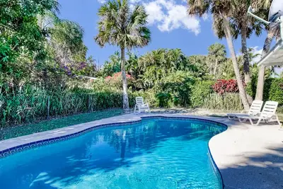 Image de Charming dog-friendly home with waterview, pool, fast WiFi, & washer/dryer