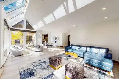 Image de Three-story townhouse with balcony, mountain views, fireplace, grill, & W/D