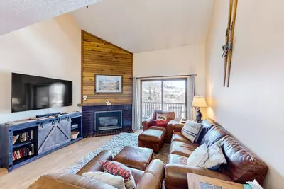 Image de Upgraded, two-story condo with mountain views plus pool, sauna, & hot tubs